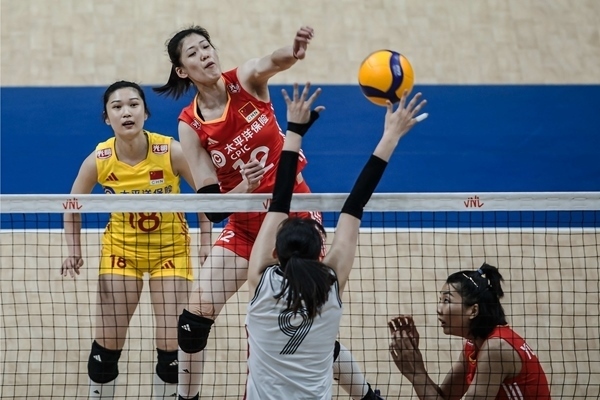 李盈瑩(上)扣球。圖片來(lái)源：國(guó)際排聯(lián)