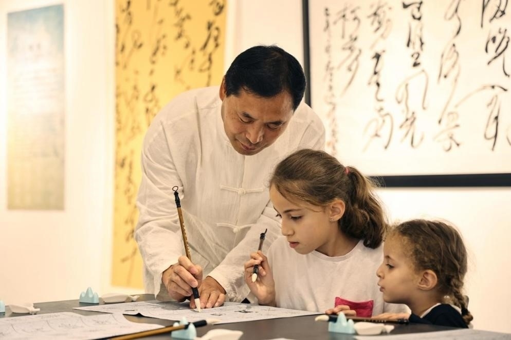 中國書法老師帶領(lǐng)現(xiàn)場觀眾體驗(yàn)書法。拉巴特中國文化中心供圖