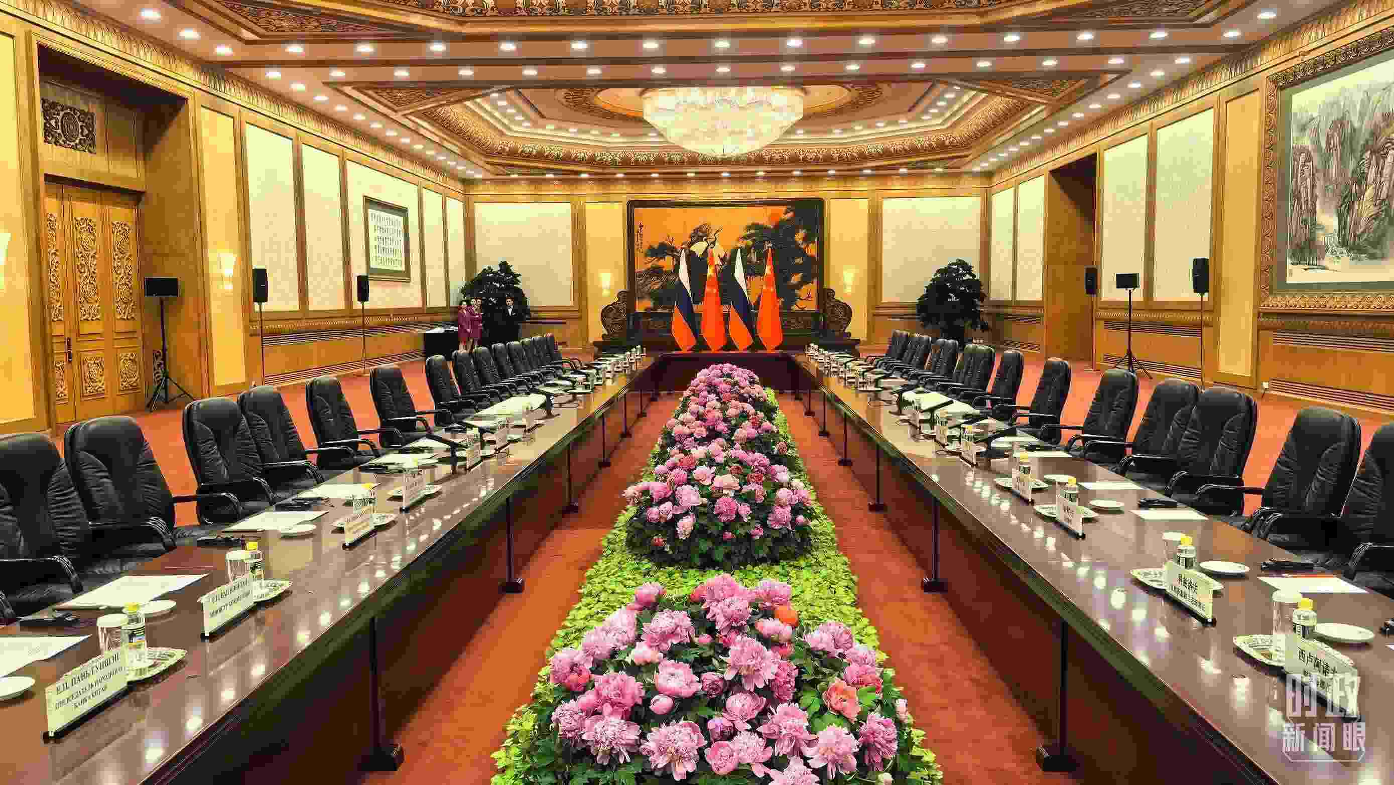 △中俄兩國元首隨后主持大范圍會談，這是會談開始前的現(xiàn)場。（總臺央視記者鄂介甫拍攝）