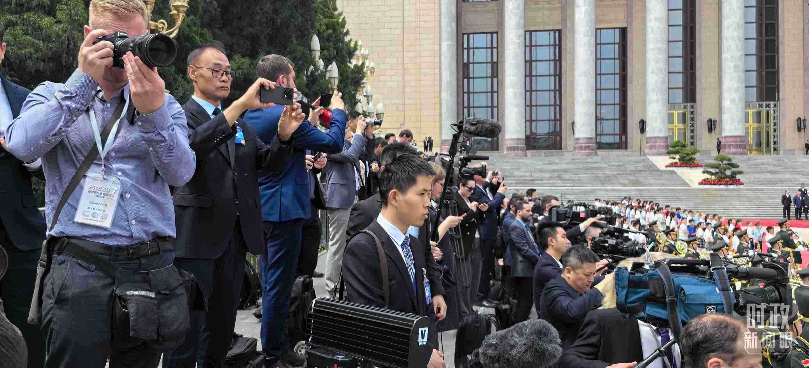 △當天參與現(xiàn)場報道的中外記者。（總臺央視記者楊波、王子杭拍攝）