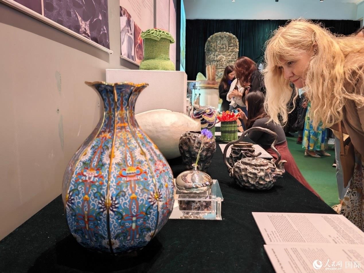 英國觀眾被中國手工藝制品所吸引。邢雪攝