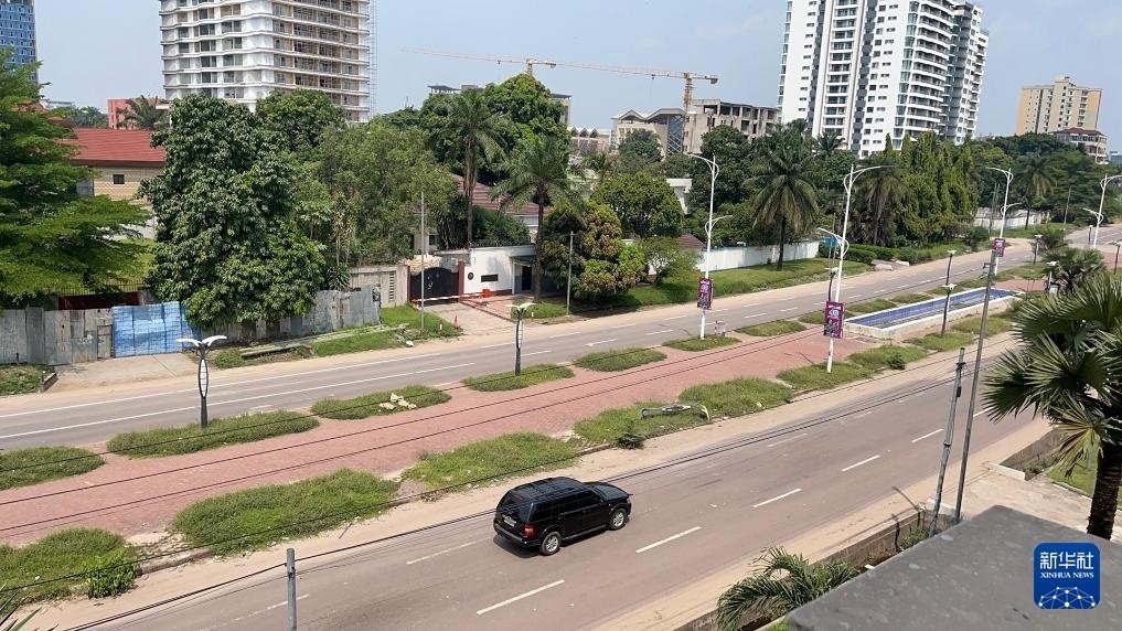 這是5月19日在剛果（金）首都金沙薩拍攝的街景（手機照片）。新華社發(fā)