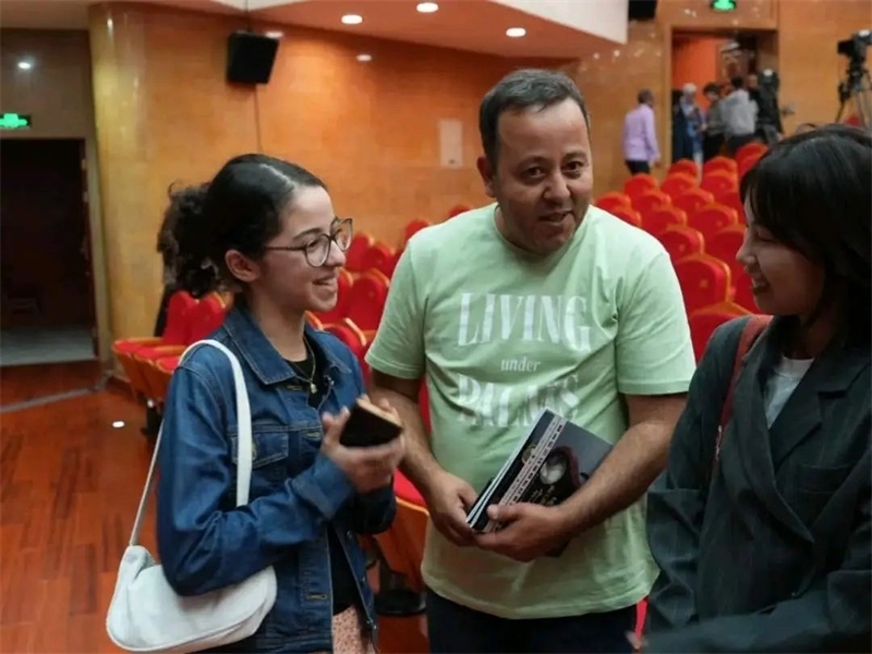 阿爾及利亞市民拉納·艾薩尼和她父親現(xiàn)場(chǎng)聆聽(tīng)中阿交響樂(lè)演出 。蘇州交響樂(lè)團(tuán)供圖