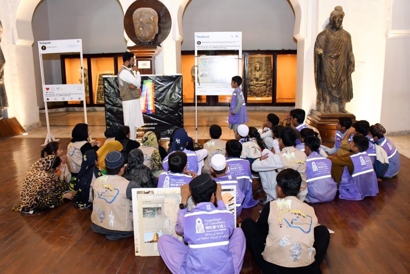 志愿者在博物館給孩子們開展互動講解。“犍陀羅守護人”供圖