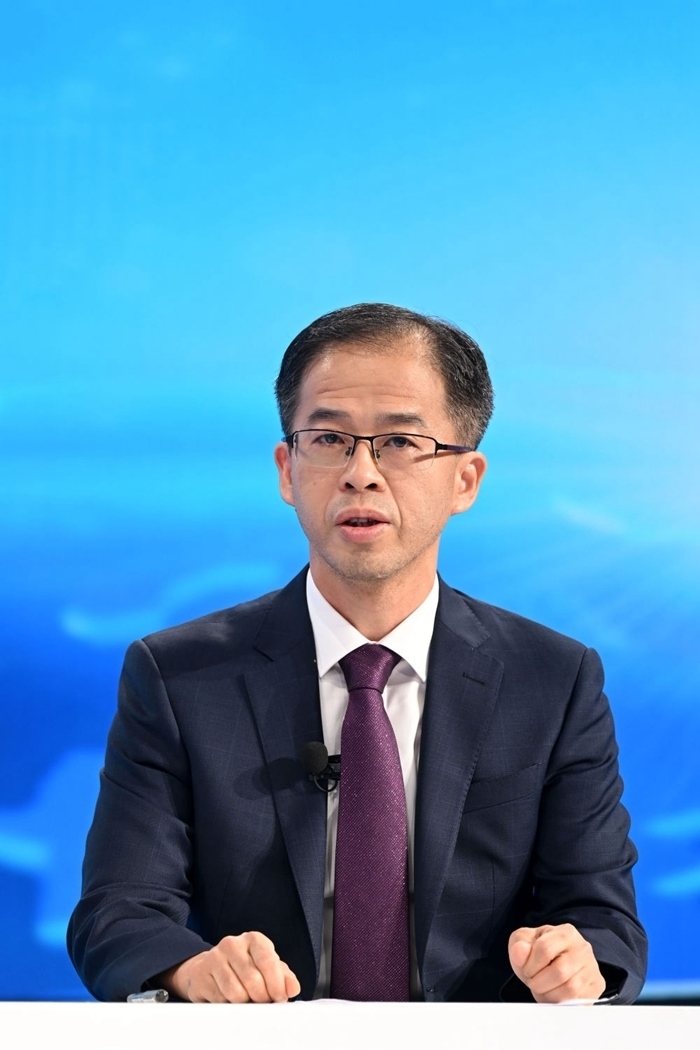 商務(wù)部政研室副主任丁維順在“中國經(jīng)濟(jì)圓桌會(huì)”錄制現(xiàn)場(chǎng)交流發(fā)言。新華社記者 金良快 攝