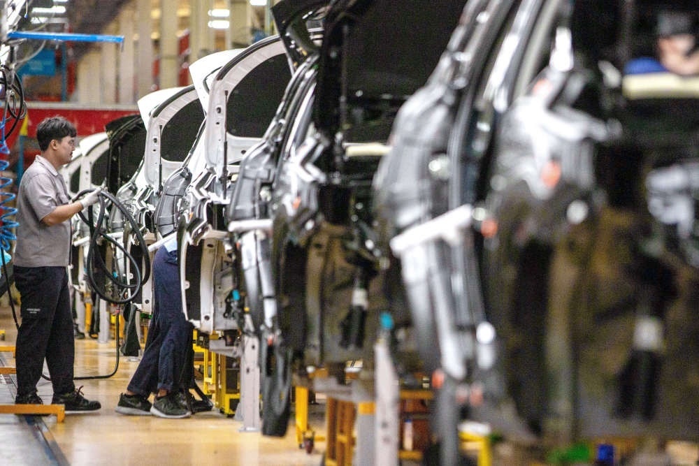 2023年9月7日，在位于泰國春武里府的上汽正大公司汽車工廠，工人在生產(chǎn)車間內(nèi)工作。新華社記者 王騰 攝