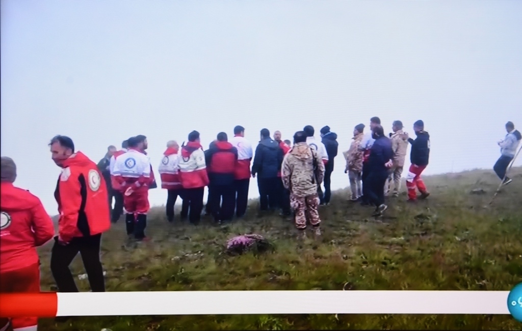 據(jù)伊朗邁赫爾通訊社5月20日?qǐng)?bào)道，伊朗總統(tǒng)萊希在直升機(jī)事故中遇難。這是5月20日拍攝的伊朗國(guó)家電視臺(tái)播放的救援人員抵達(dá)事故現(xiàn)場(chǎng)的畫面。 新華社記者 沙達(dá)提 攝