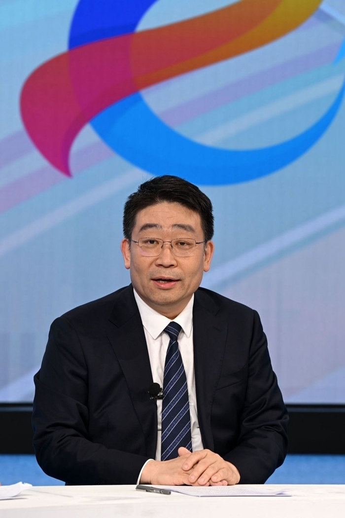 國家發(fā)展改革委產(chǎn)業(yè)司副司長霍福鵬在“中國經(jīng)濟(jì)圓桌會(huì)”錄制現(xiàn)場(chǎng)交流發(fā)言。新華社記者 金良快 攝