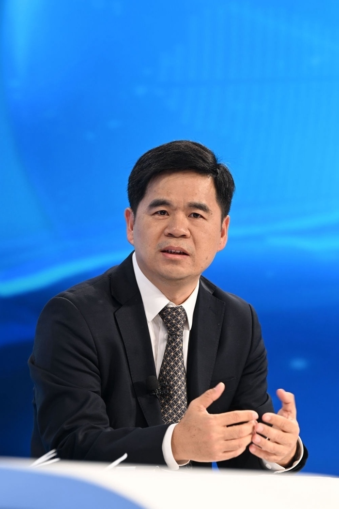 工業(yè)和信息化部運(yùn)行監(jiān)測(cè)協(xié)調(diào)局副局長何海林在“中國經(jīng)濟(jì)圓桌會(huì)”錄制現(xiàn)場(chǎng)交流發(fā)言。新華社記者 金良快 攝