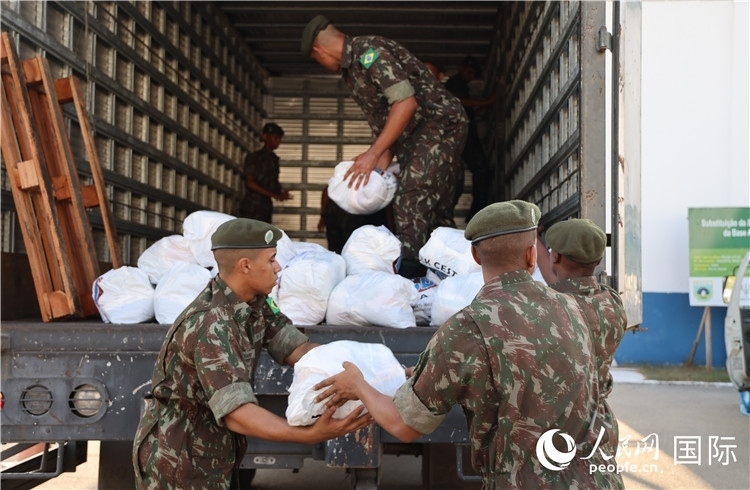 里約加利昂空軍基地，軍人在將捐贈物資裝車。人民網(wǎng)記者 時(shí)元皓攝