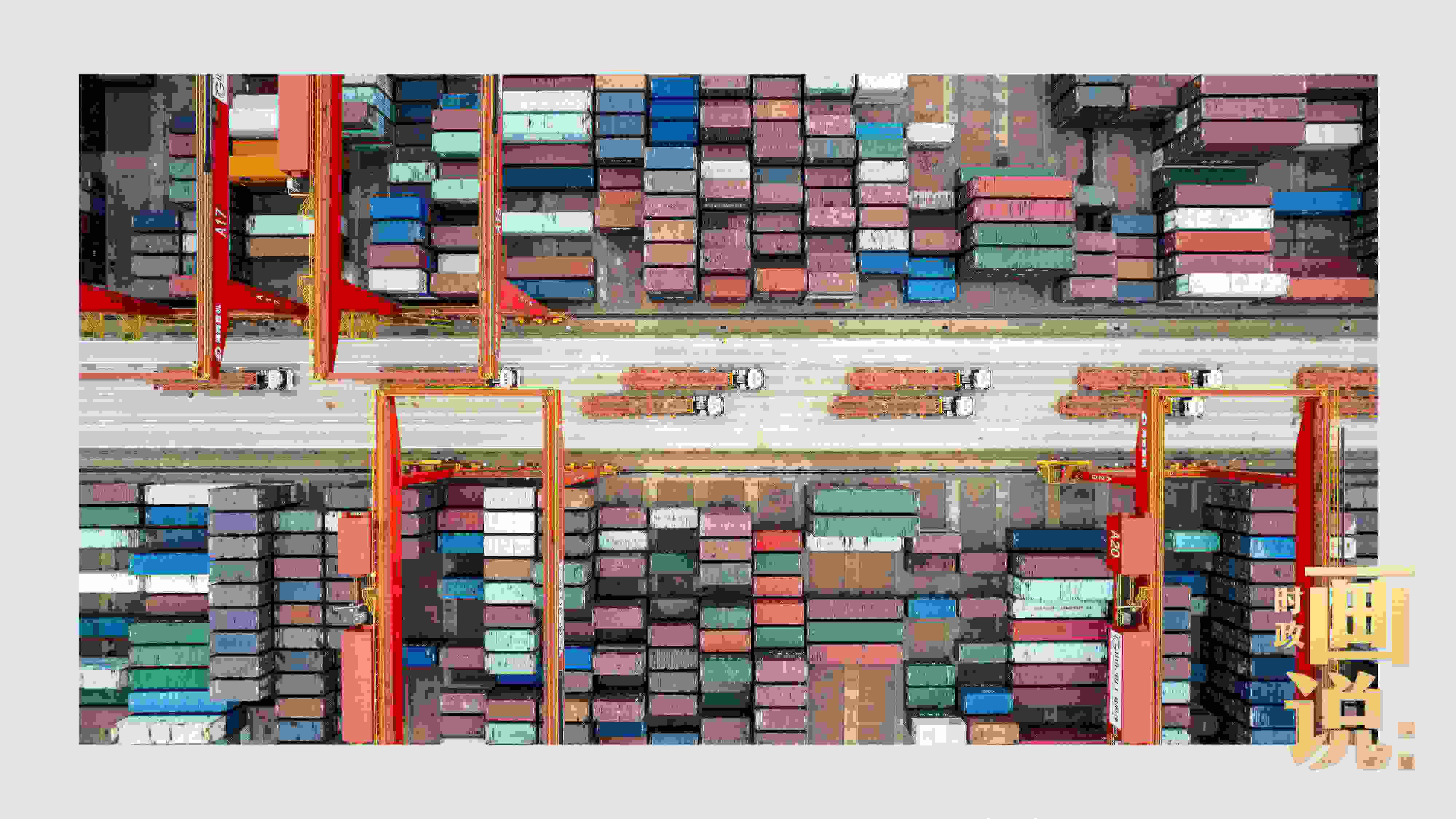 △相比于傳統(tǒng)碼頭，智慧、綠色的全自動(dòng)化集裝箱碼頭單機(jī)效率可提升50%，綜合成本降低70％，人力成本下降80%，每年可削減碳排放9720噸。