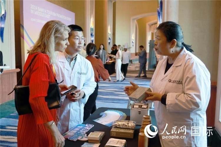 三亞市中醫(yī)院代表向來賓介紹中醫(yī)。人民網(wǎng)記者管克江攝