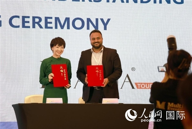 三亞與迪拜當(dāng)?shù)芈眯猩绾炇鸷献鲄f(xié)議。人民網(wǎng)記者管克江攝