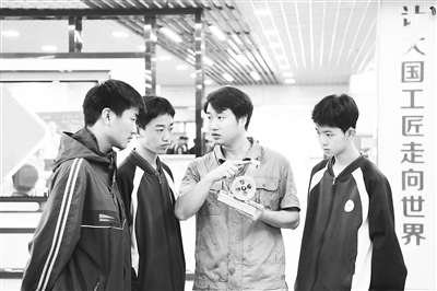 職業(yè)院校教師為數(shù)控技術(shù)應(yīng)用專業(yè)學(xué)生授課。 新華社記者 王全超攝