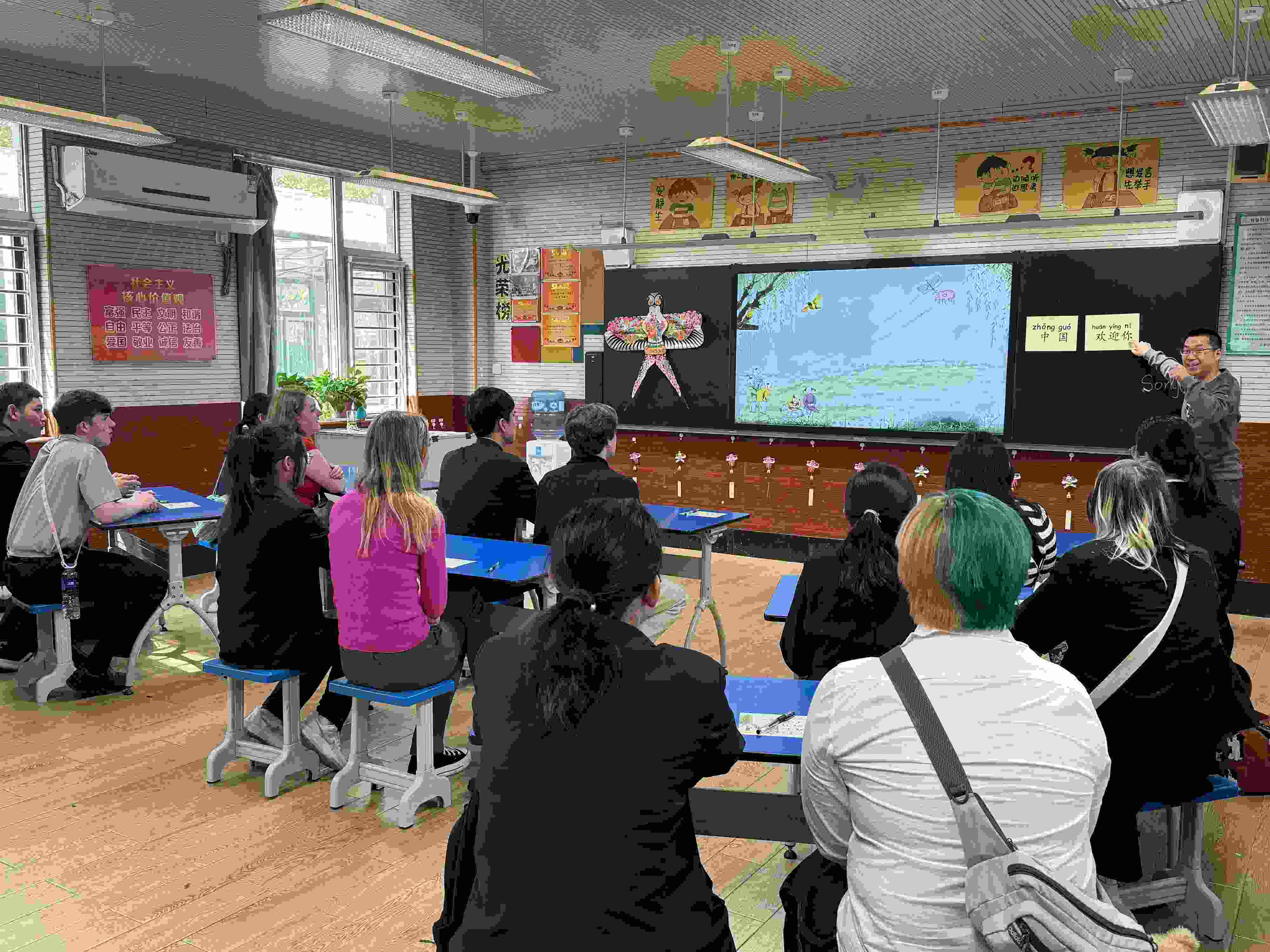 2024年4月20日，美國艾奧瓦州馬斯卡廷高中“友誼傳承”研學(xué)團(tuán)來到石家莊外國語學(xué)校，中美學(xué)生同上一節(jié)中文課。