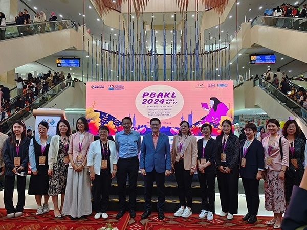 5月24日，在吉隆坡國際書展期間舉辦的中馬贈(zèng)書儀式。中國圖書進(jìn)出口（集團(tuán)）有限公司供圖