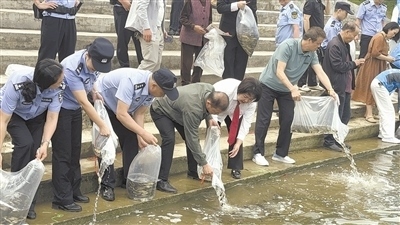 庭審后開展增殖放流。