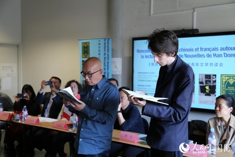 法國(guó)學(xué)子與作家韓東共讀小說(shuō)選段。人民網(wǎng)記者 于超凡攝