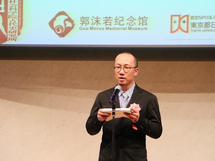 郭沫若紀(jì)念館副館長(zhǎng)梁雪松代讀致辭。人民網(wǎng) 許可攝