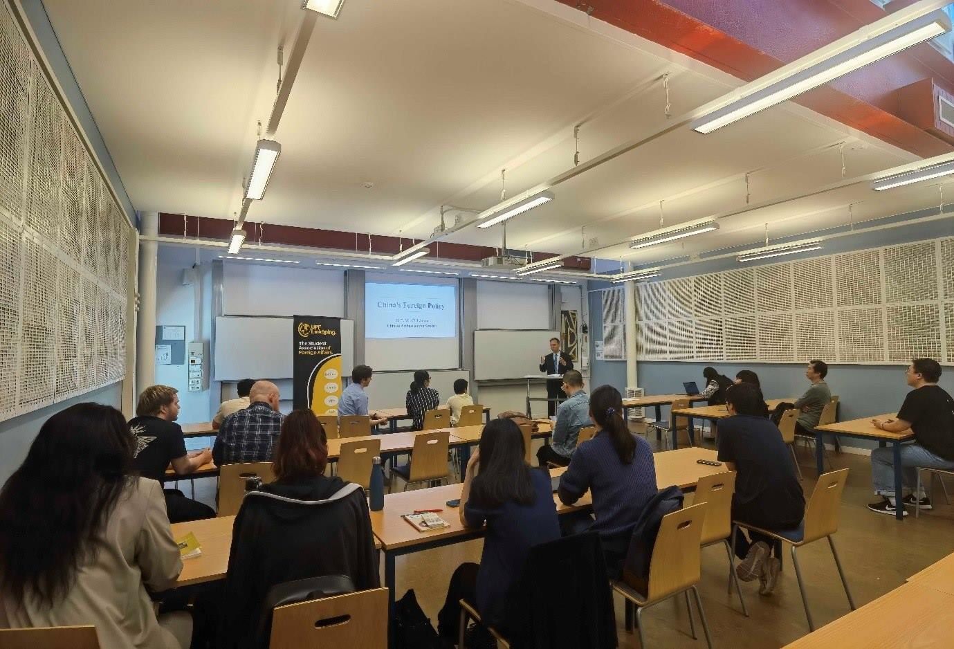 中國(guó)駐瑞典大使崔愛(ài)民與同學(xué)們互動(dòng)并回答問(wèn)題。中國(guó)駐瑞典大使館供圖