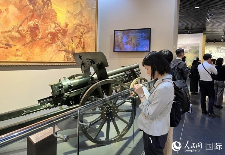 創(chuàng)價學(xué)會青年代表團成員在中國人民抗日戰(zhàn)爭紀(jì)念館參觀。人民網(wǎng)記者 陳思攝