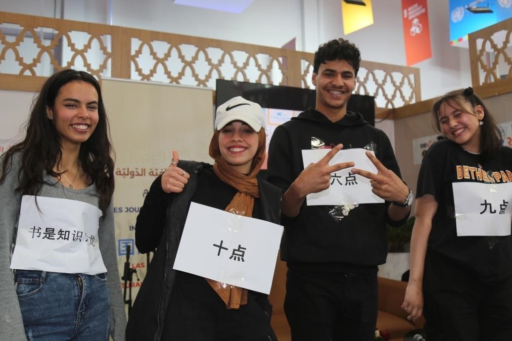 2024年4月24日，突尼斯高中生在首都突尼斯市舉辦的突尼斯國際書展上表演漢語節(jié)目。新華社發(fā)（阿代爾攝）