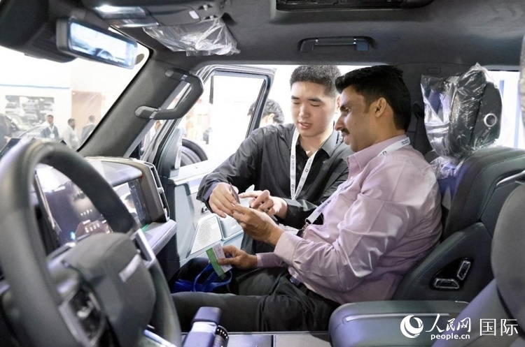 客戶在了解中國產(chǎn)汽車。人民網(wǎng)記者 管克江攝