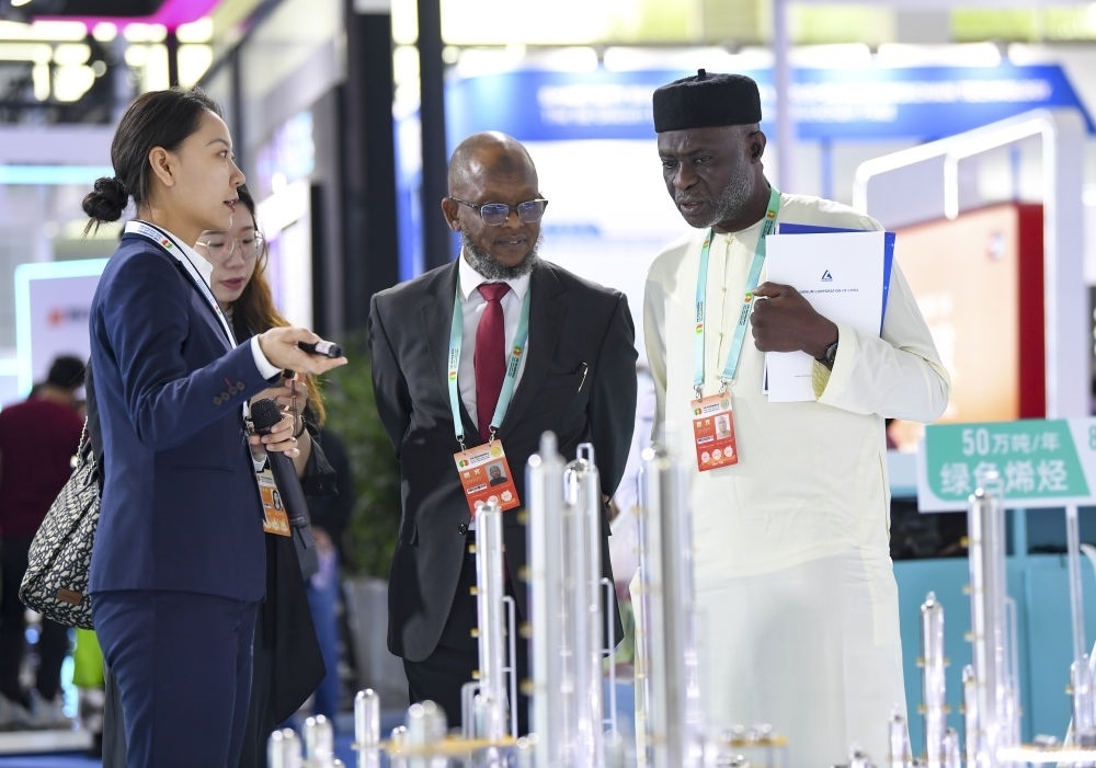 2023年9月22日，嘉賓在第六屆中阿博覽會上了解清潔能源項目。新華社記者 馮開華 攝