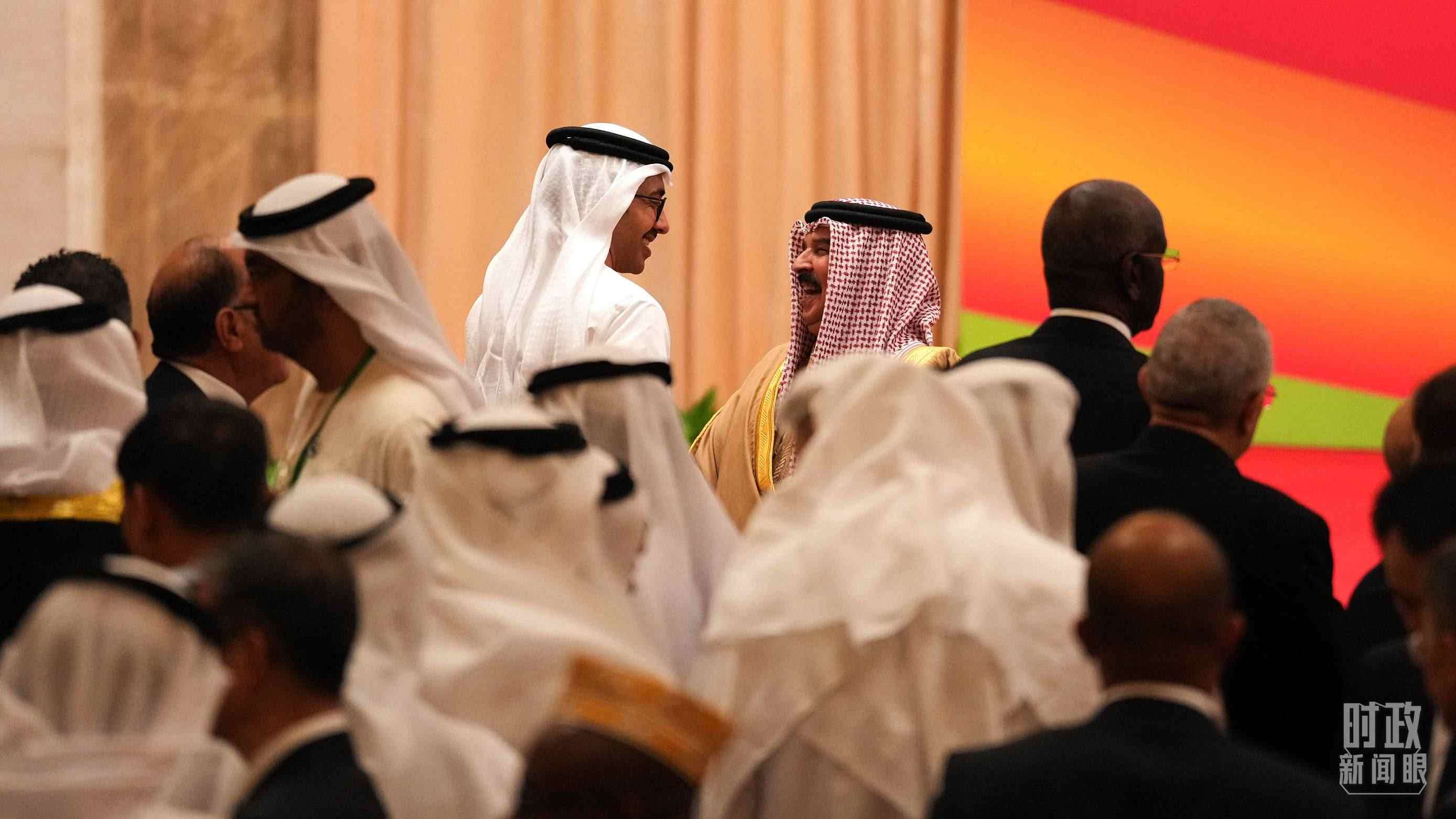 △與會(huì)代表在交談。（總臺(tái)國廣記者李晉拍攝）