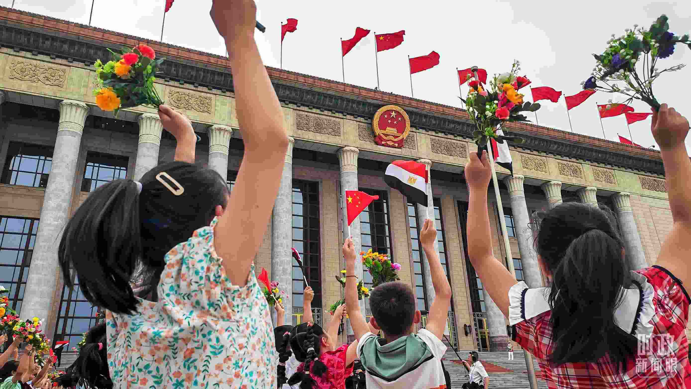 △5月29日下午，習(xí)近平主席舉行儀式歡迎埃及總統(tǒng)塞西訪華。圖為歡迎儀式現(xiàn)場的少年兒童。（總臺(tái)央視記者劉琦拍攝）