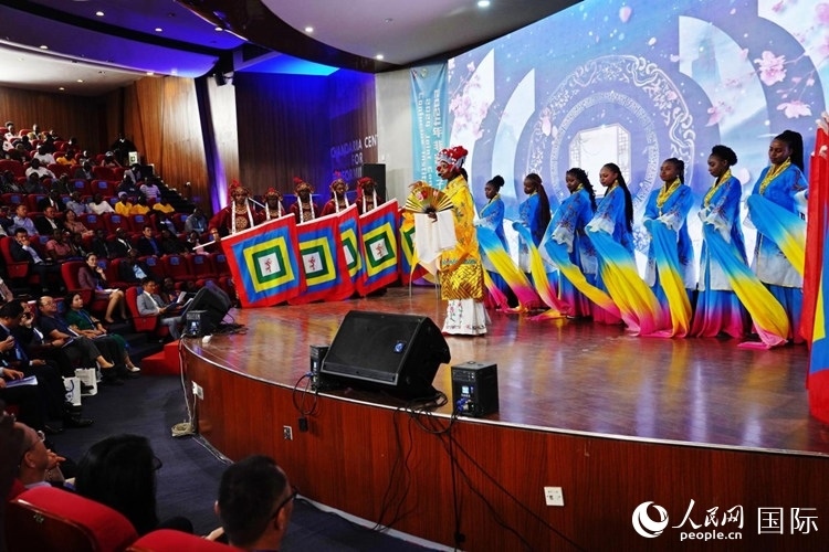 開幕式前，內(nèi)羅畢大學(xué)孔子學(xué)院學(xué)生進(jìn)行文藝表演。人民網(wǎng)記者 黃煒鑫攝