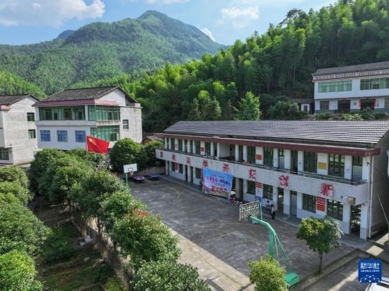 這是5月28日拍攝的湖南省衡陽市衡陽縣岣嶁鄉(xiāng)妙溪小學(xué)（無人機(jī)照片）。