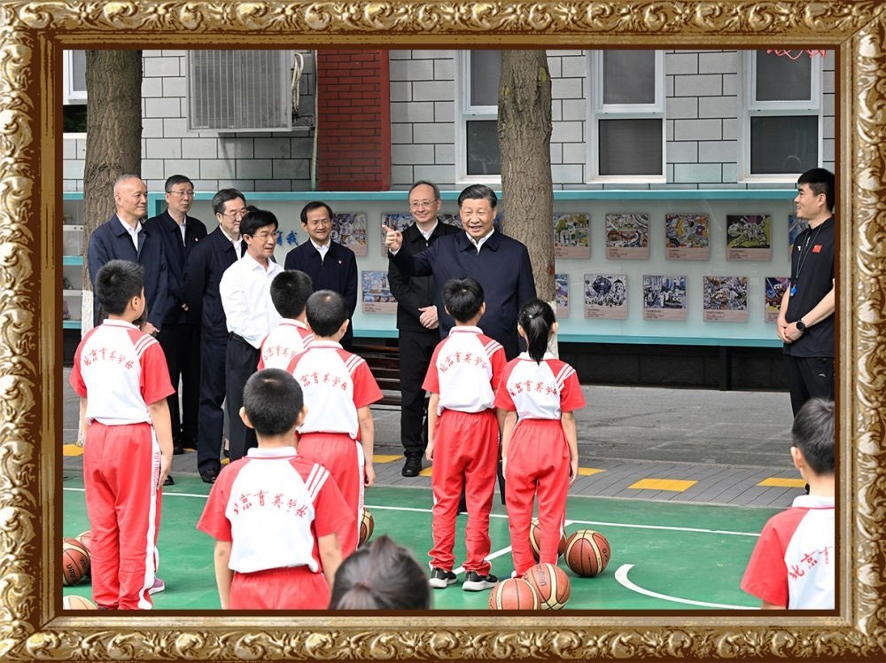 2023年5月31日上午，習近平總書記來到北京育英學?？赐繂枎熒?，在籃球場同正在上體育課的小學生們親切交流。習近平親切地說：“現(xiàn)在生活條件好了，孩子們不是要吃得胖胖的，而是要長得壯壯的、練得棒棒的?！? width=