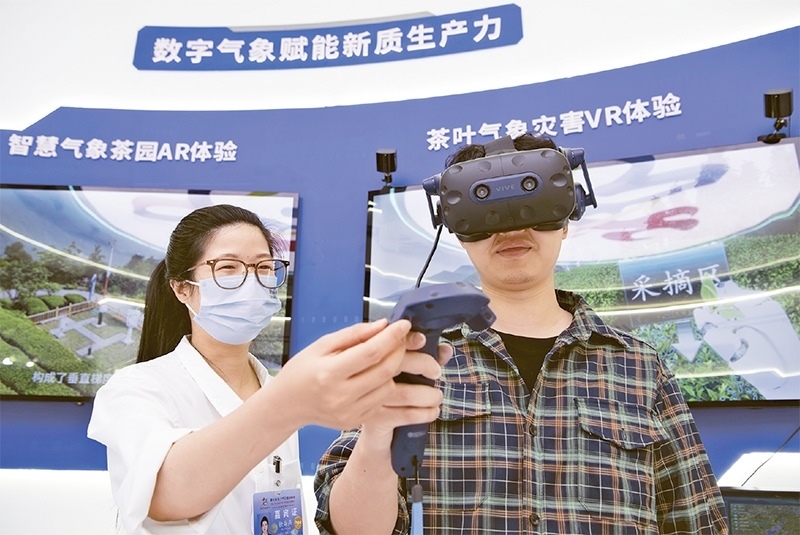 2024年5月23日，第七屆數(shù)字中國(guó)建設(shè)峰會(huì)現(xiàn)場(chǎng)體驗(yàn)區(qū)在福州海峽國(guó)際會(huì)展中心向?qū)I(yè)觀眾開放。本次現(xiàn)場(chǎng)體驗(yàn)區(qū)圍繞本屆峰會(huì)主題“釋放數(shù)據(jù)要素價(jià)值，發(fā)展新質(zhì)生產(chǎn)力”，設(shè)置“數(shù)字惠民”、“數(shù)字能力”、“數(shù)字基礎(chǔ)”、“數(shù)字生態(tài)”、“數(shù)字賦能”五大板塊。圖為一名觀眾（右）在數(shù)字氣象賦能新質(zhì)生產(chǎn)力展臺(tái)上進(jìn)行體驗(yàn)。 新華社記者 魏培全/攝