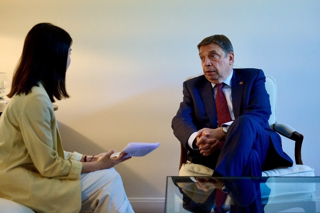 西班牙農(nóng)業(yè)、漁業(yè)和食品大臣普拉納斯接受人民網(wǎng)專訪。西班牙駐華大使館供圖