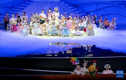 6月1日，演員在“我和祖國一起成長”主題演出活動中表演。新華社記者 金良快 攝