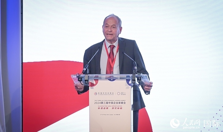 英國(guó)48家集團(tuán)俱樂(lè)部榮譽(yù)主席斯蒂芬·佩里致辭。人民網(wǎng) 郭錦標(biāo)攝