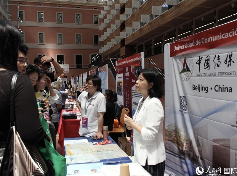 旅西華人華僑在展臺(tái)前咨詢(xún)。人民網(wǎng)記者 許海林?jǐn)z