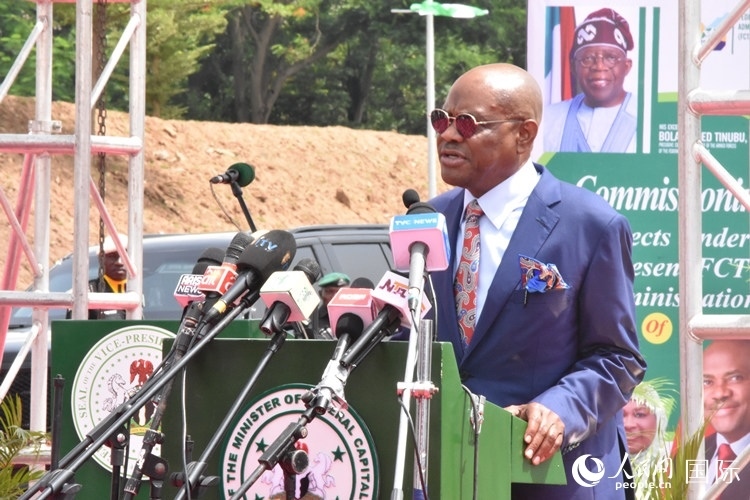 尼日利亞阿布賈首都地區(qū)部部長威克致辭。人民網(wǎng)記者 姜宣攝