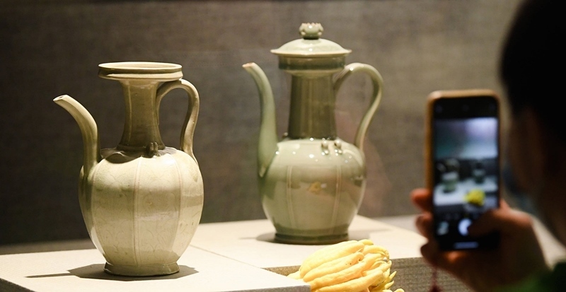 2021年9月14日，浙江省博物館，觀眾在拍攝北宋龍泉窯執(zhí)壺（左）和龍泉青瓷藝人劉杰制作的執(zhí)壺。