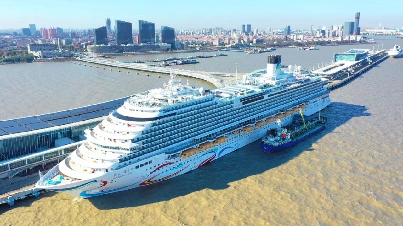 △2024年1月1日，國產(chǎn)首艘大型郵輪“愛達·魔都號”從上海吳淞口國際郵輪港開啟商業(yè)首航。