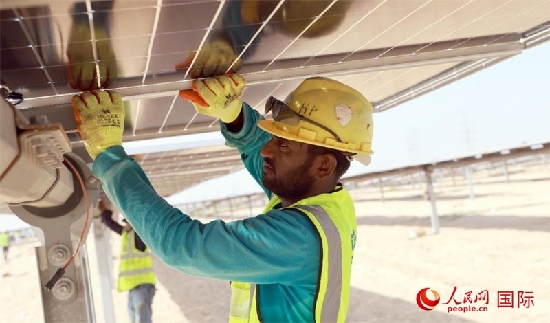 工人正在安裝光伏面板。人民網(wǎng)記者 管克江攝