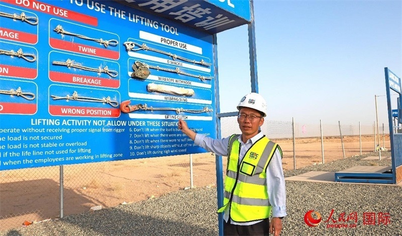 中國能建國際工程公司副總經(jīng)理兼阿爾舒巴赫電站項(xiàng)目經(jīng)理熊高峽展示安全培訓(xùn)中心設(shè)施。人民網(wǎng)記者 管克江攝