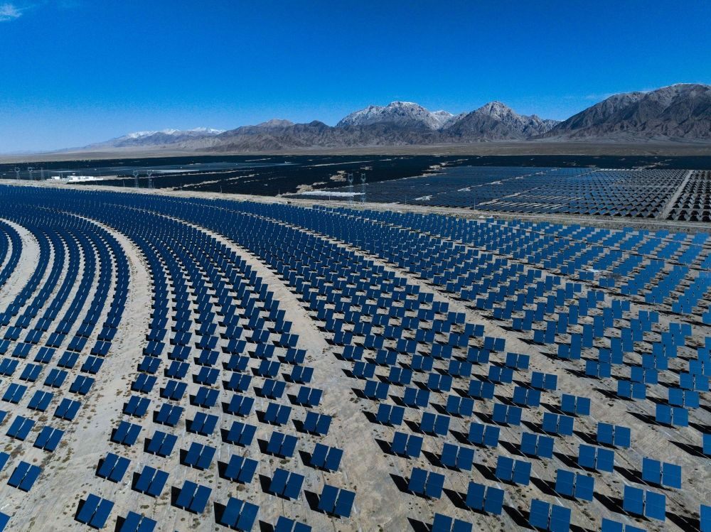 這是2024年4月23日在青海省海西蒙古族藏族自治州德令哈市光伏（光熱）產(chǎn)業(yè)園拍攝的光熱電站（無(wú)人機(jī)照片）。新華社記者 張龍 攝