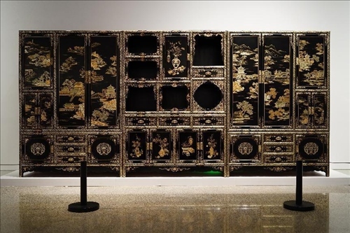 2023年7月9日，北京，中國(guó)工藝美術(shù)館·中國(guó)非物質(zhì)文化遺產(chǎn)館，“山西特色專業(yè)鎮(zhèn)·平遙非遺雙寶中華行”展覽展出的推光漆器作品。