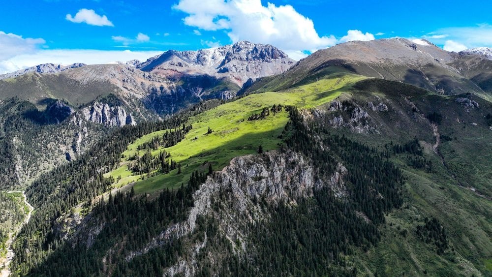 這是2023年6月18日在青海省玉樹(shù)藏族自治州囊謙縣拍攝的風(fēng)光（無(wú)人機(jī)照片）。新華社記者 張龍 攝