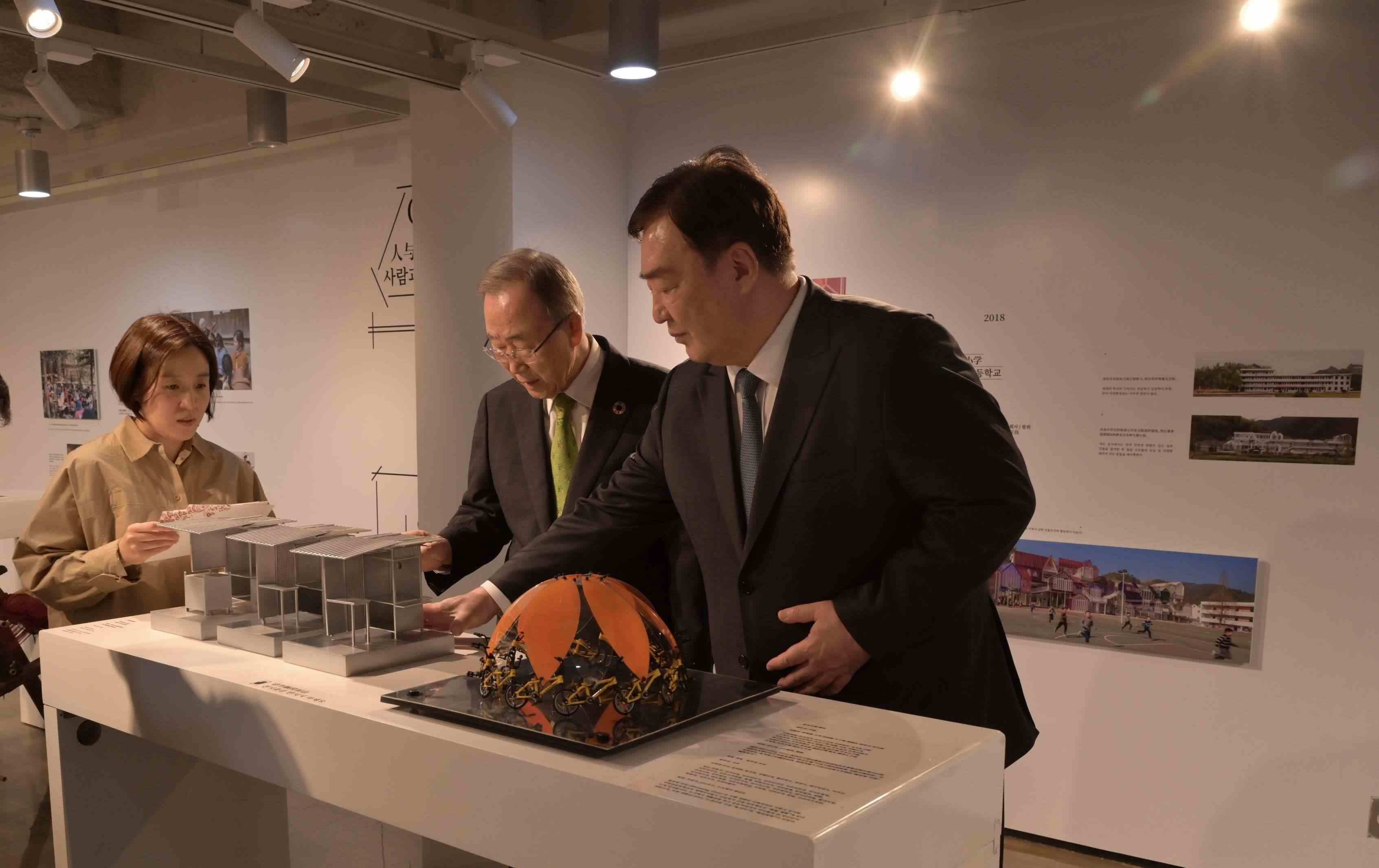 邢海明（右一）與潘基文共同參觀《自然生活傳承——美麗中國(guó)特展》。首爾中國(guó)文化中心供圖