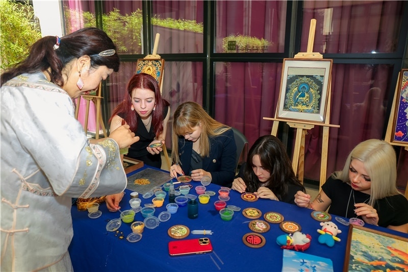 西班牙嘉賓參觀青海傳統(tǒng)手工技藝展示。主辦方供圖