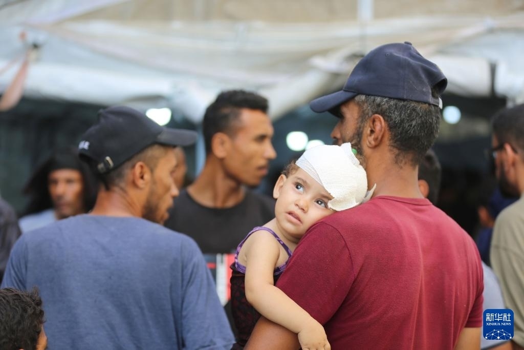 這是6月8日在加沙地帶中部努賽賴特難民營拍攝的傷員。新華社發(fā)（馬爾萬·達(dá)烏德攝）