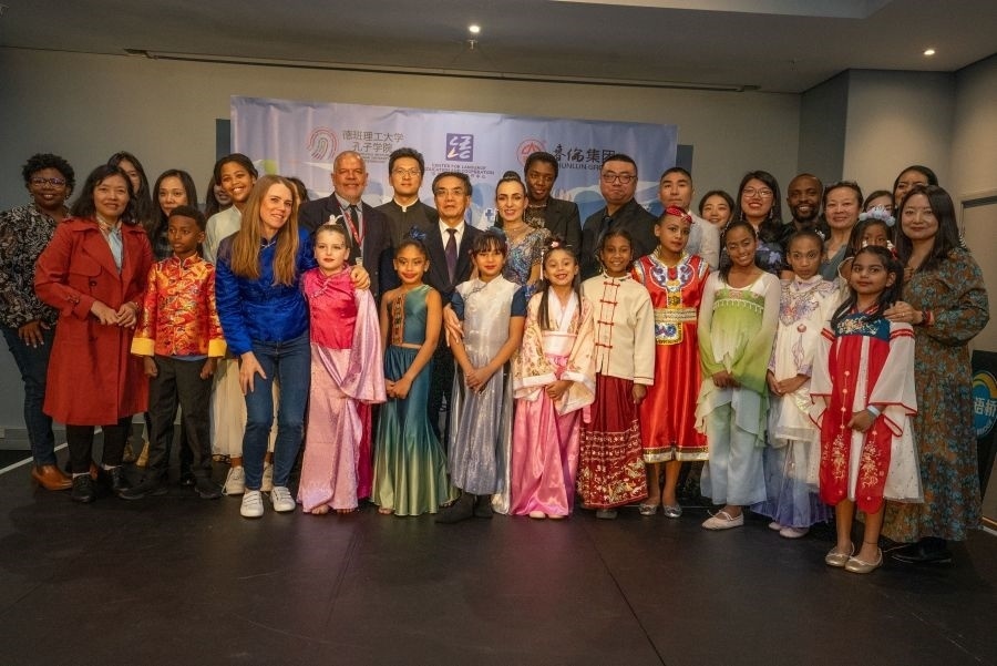 中南嘉賓與選手們合影。